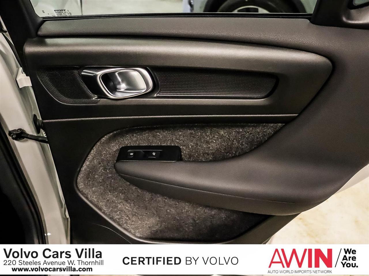 2022 Volvo XC40 T5 AWD Momentum Photo