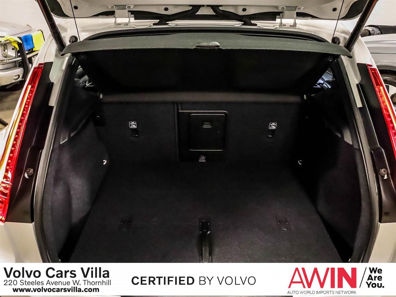 2022 Volvo XC40 T5 AWD Momentum Photo