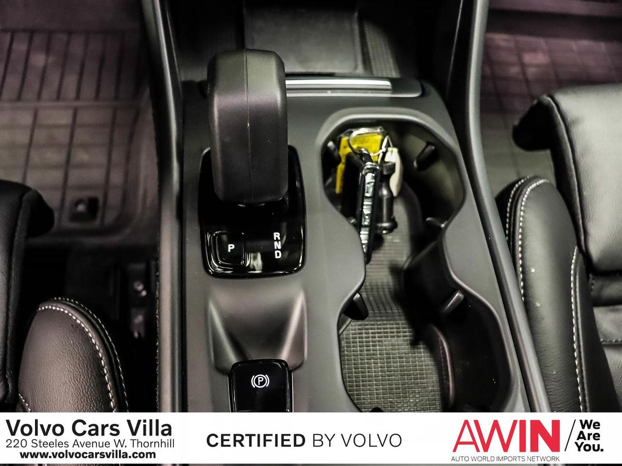 2022 Volvo XC40 T5 AWD Momentum Photo