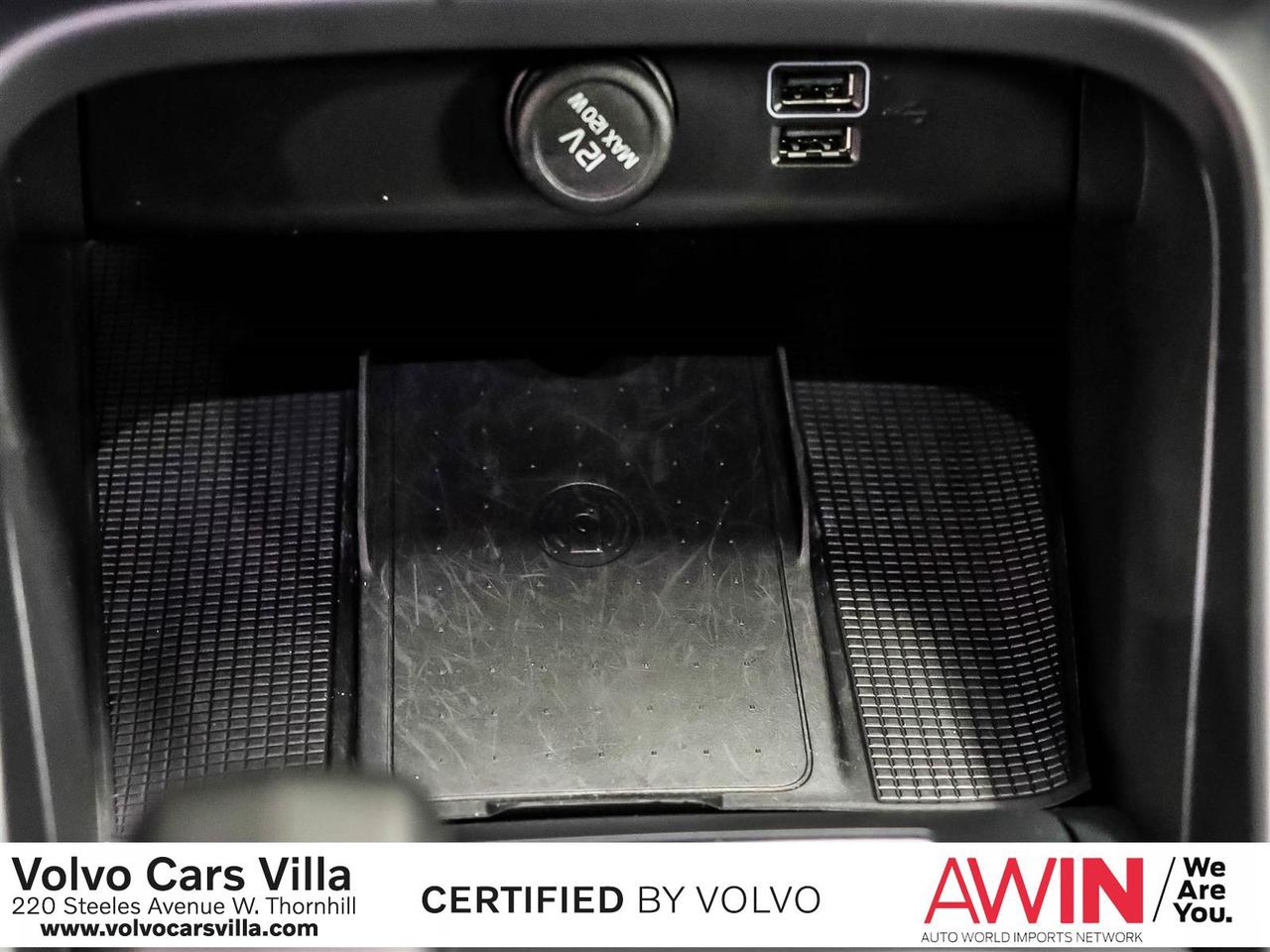2022 Volvo XC40 T5 AWD Momentum Photo