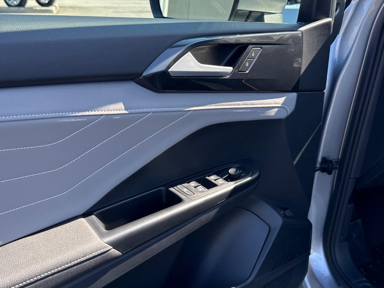 2024 Volkswagen Taos Highline 4MOTION Photo