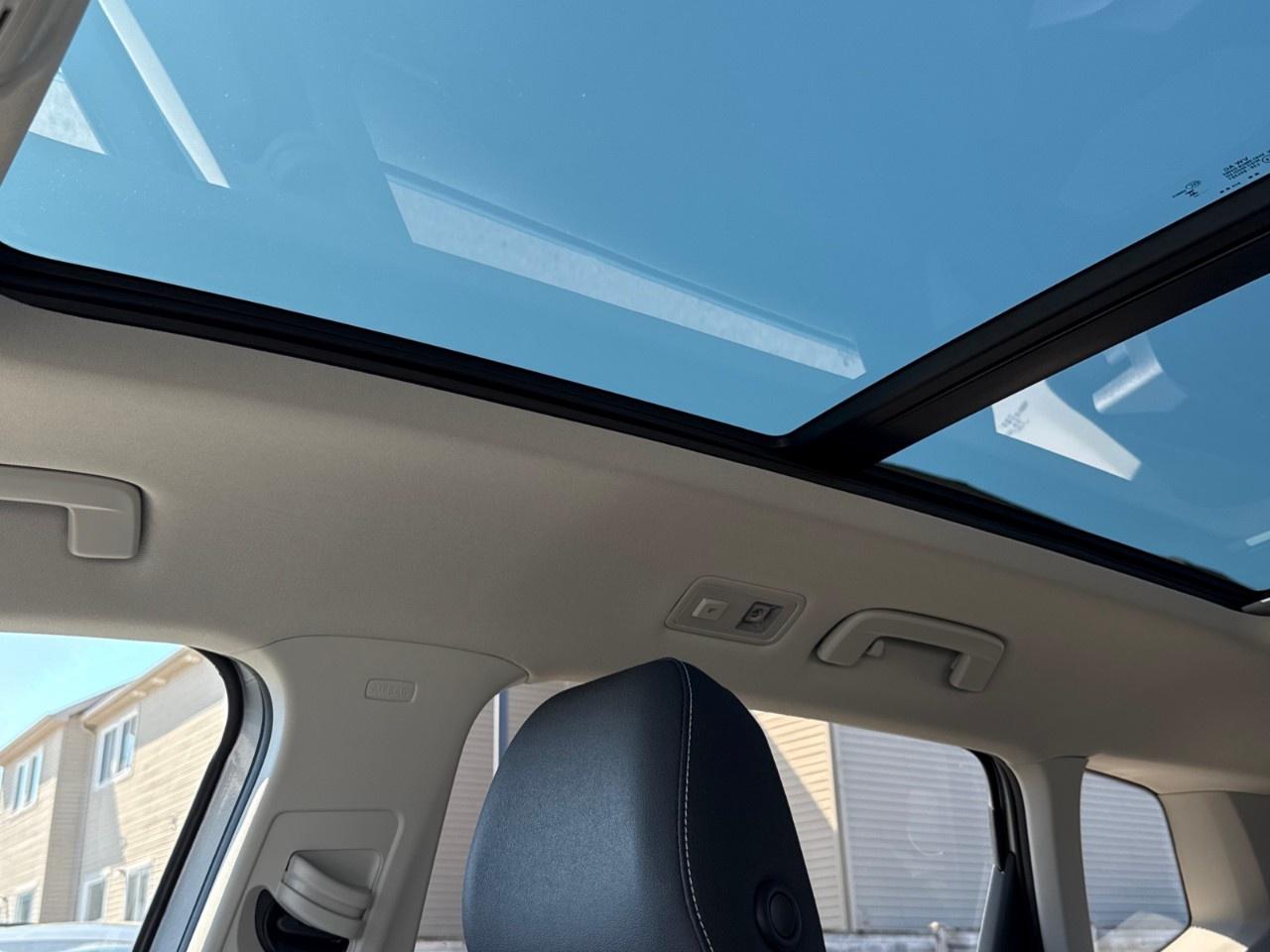 2024 Volkswagen Taos Highline 4MOTION Photo