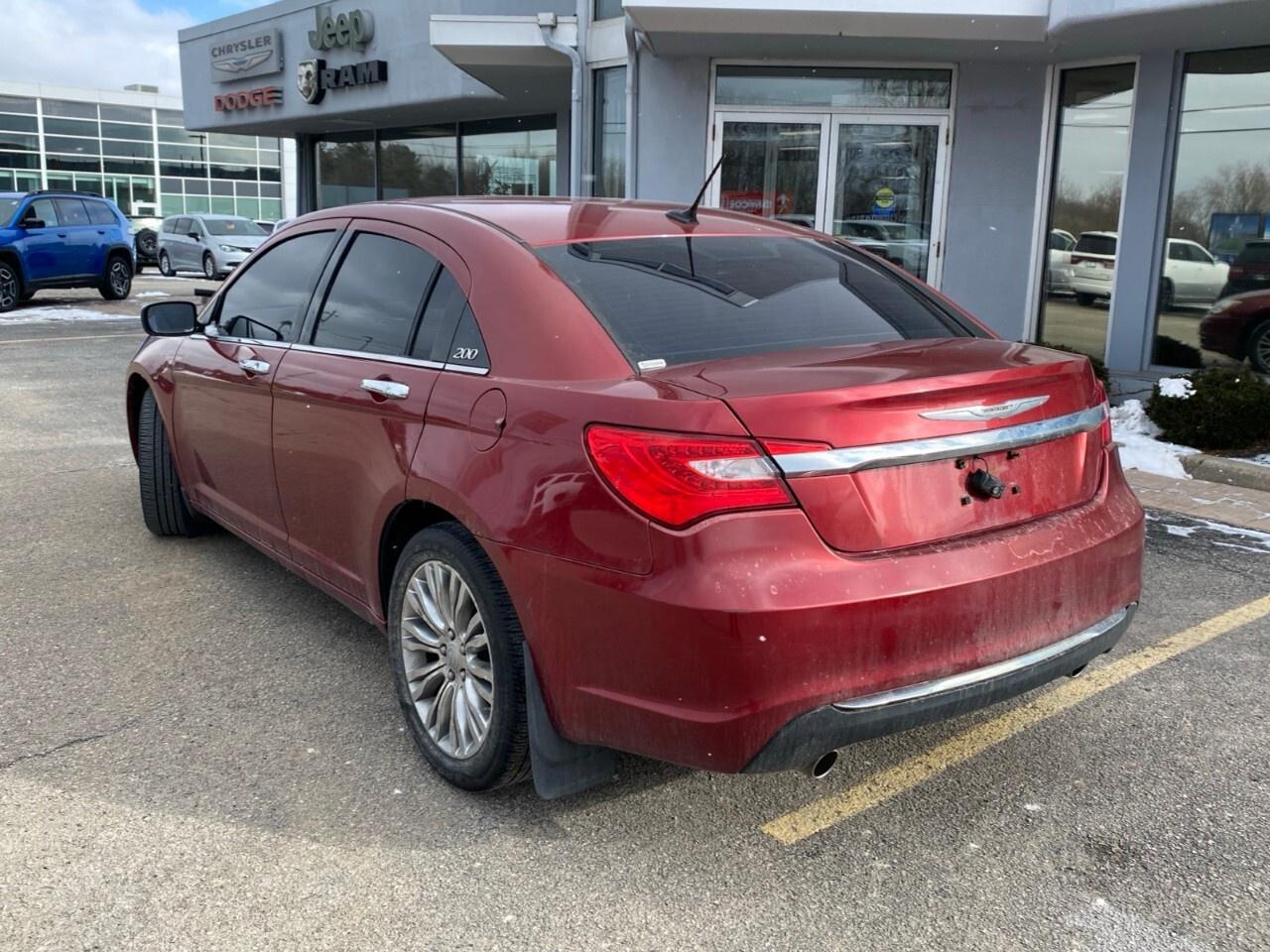 2013 Chrysler 200 4dr Sdn Limited Photo2