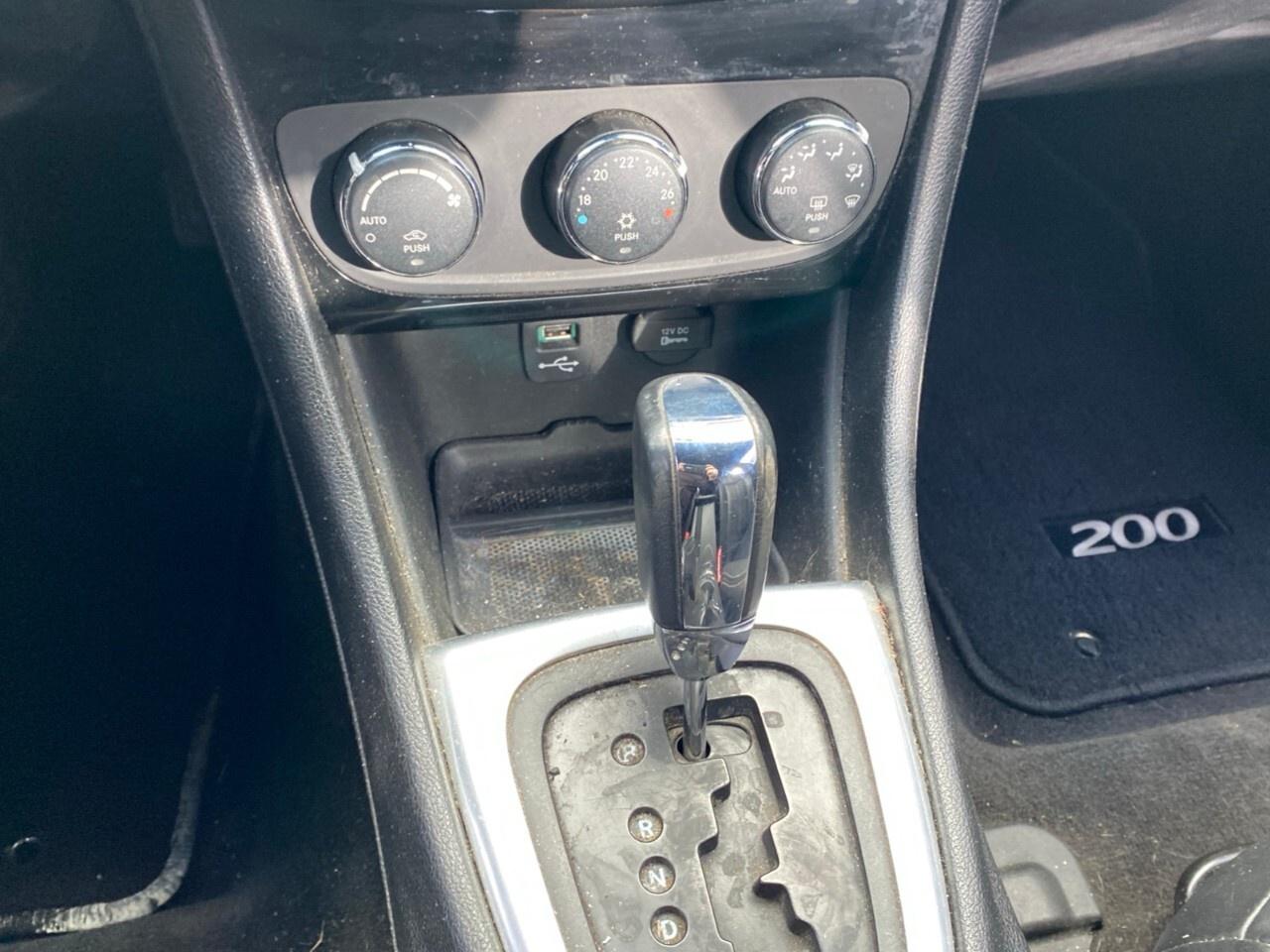 2013 Chrysler 200 4dr Sdn Limited Photo