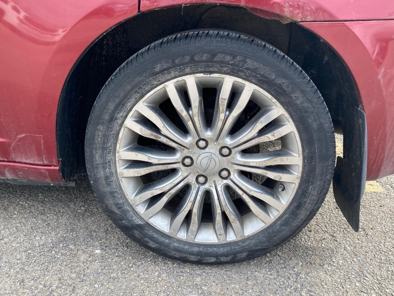 2013 Chrysler 200 4dr Sdn Limited Photo