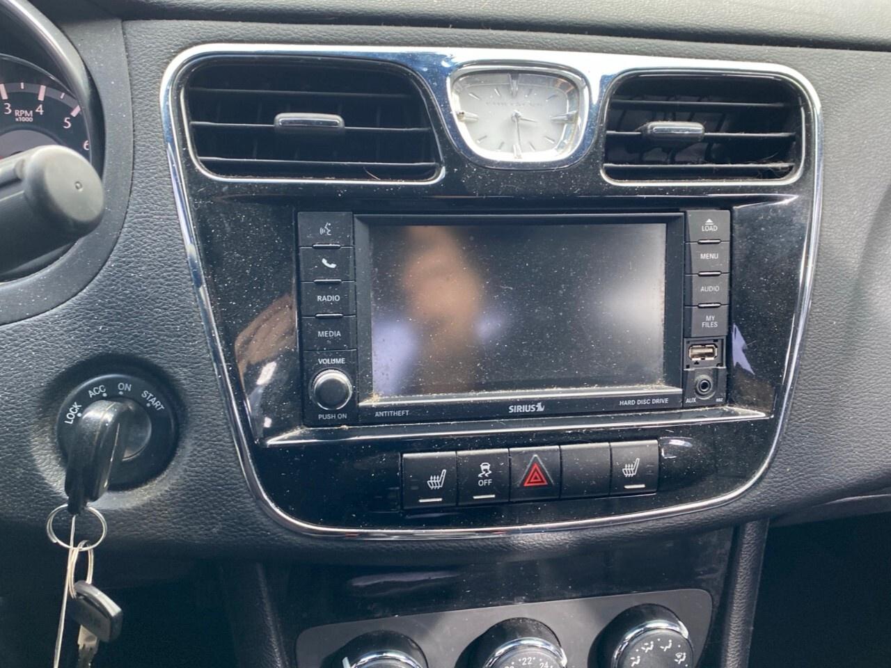 2013 Chrysler 200 4dr Sdn Limited Photo