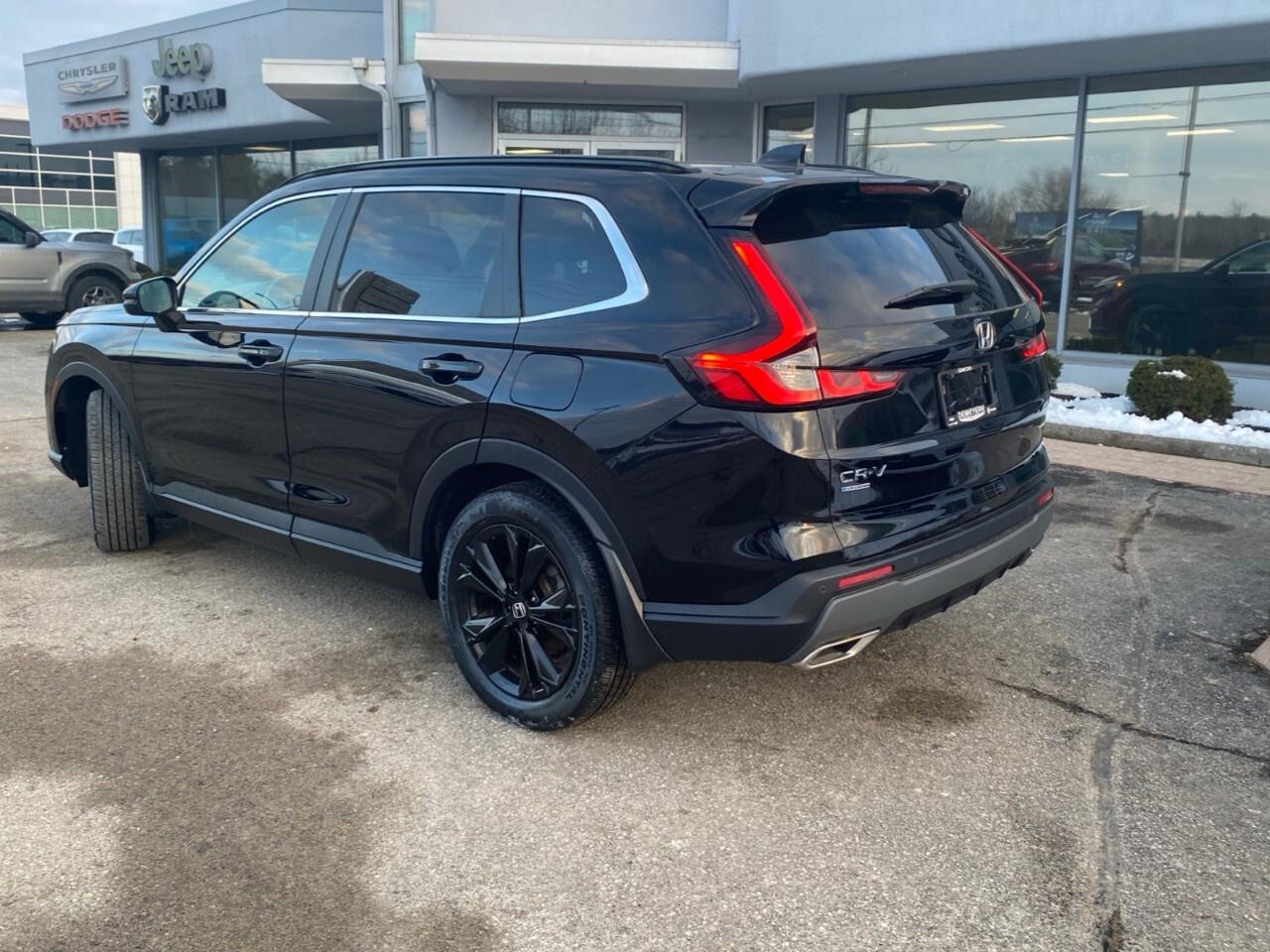 2023 Honda CR-V Hybrid Touring AWD Photo2