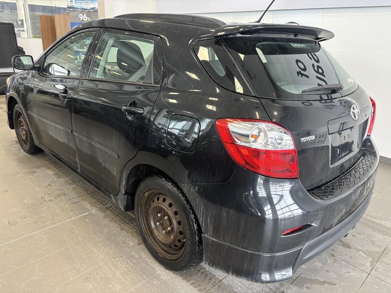 2009 Toyota Matrix XR MODEL   ONE OWNER   2 SETS OF TIRES   SUNROOF Photo4