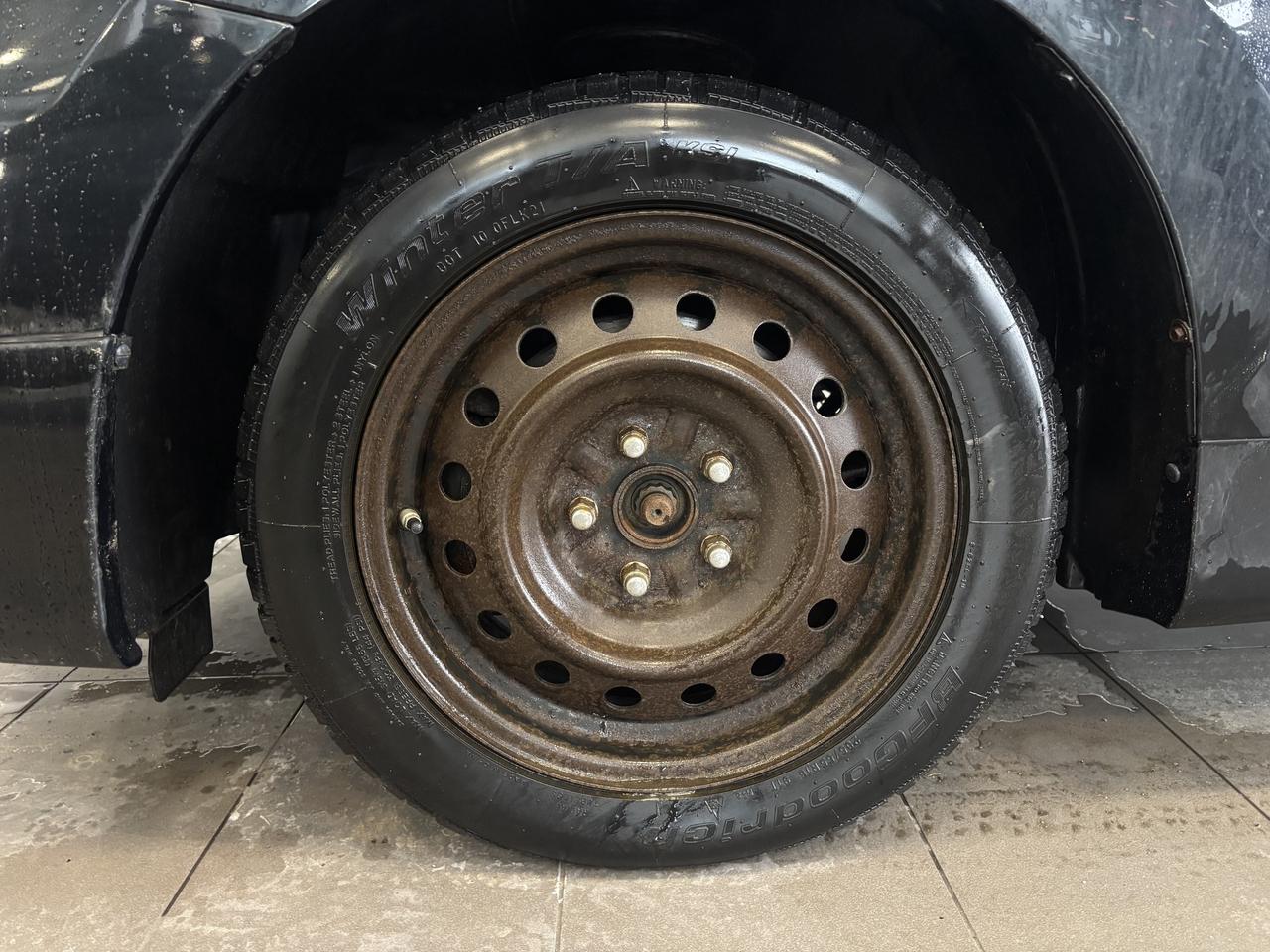 2009 Toyota Matrix XR MODEL   ONE OWNER   2 SETS OF TIRES   SUNROOF Photo