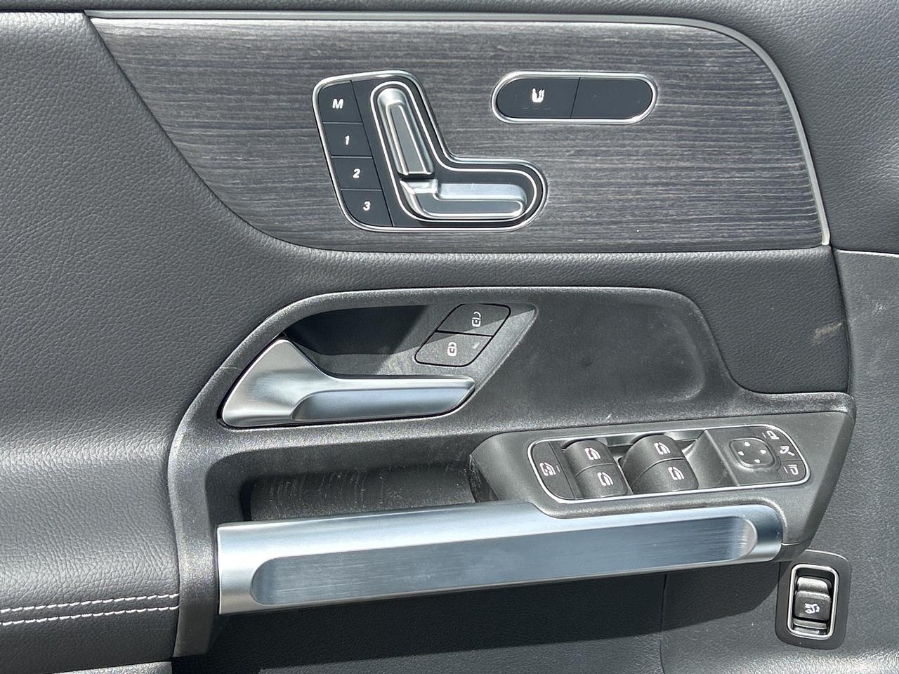 2025 Mercedes-Benz GLB 250 4MATIC Photo
