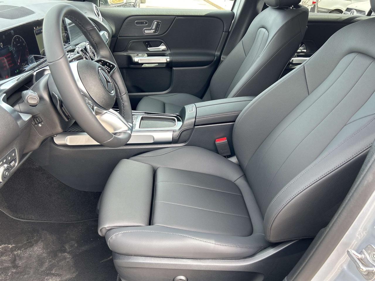 2025 Mercedes-Benz GLB 250 4MATIC Photo