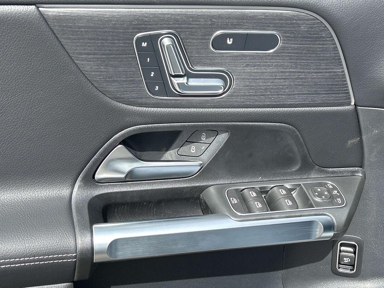 2025 Mercedes-Benz GLB 250 4MATIC Photo