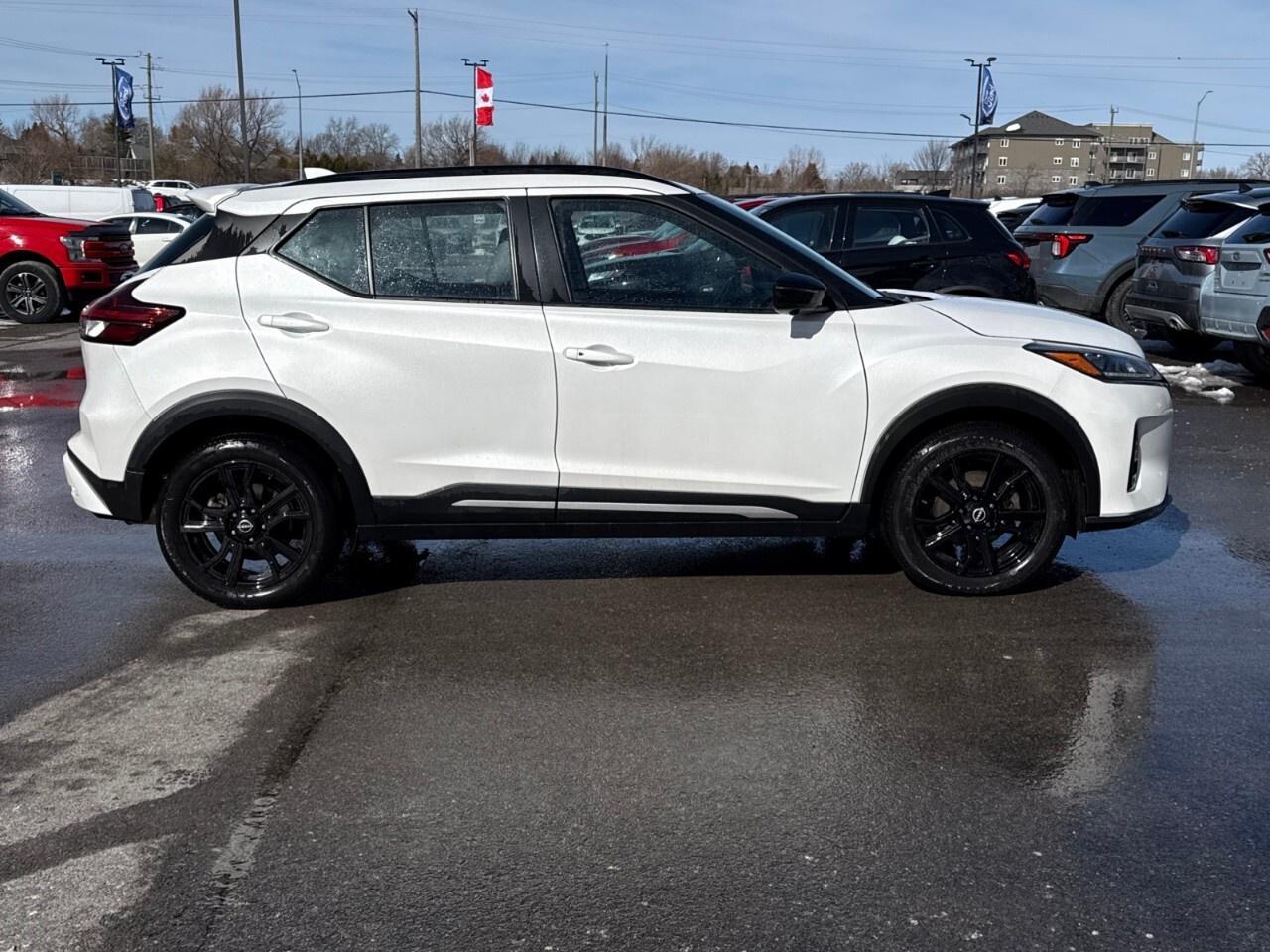 2023 Nissan Kicks SR   LEATHER   PREMIUM PKG Photo3