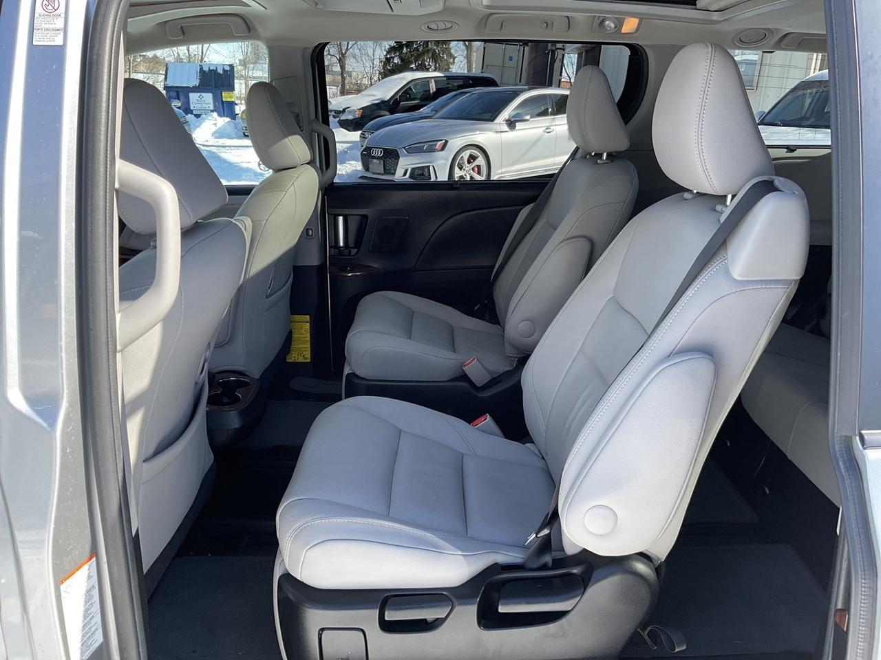 2015 Toyota Sienna LIMITED 7-Passenger V6 - LTHR! NAV! BACK-UP CAM! B Photo