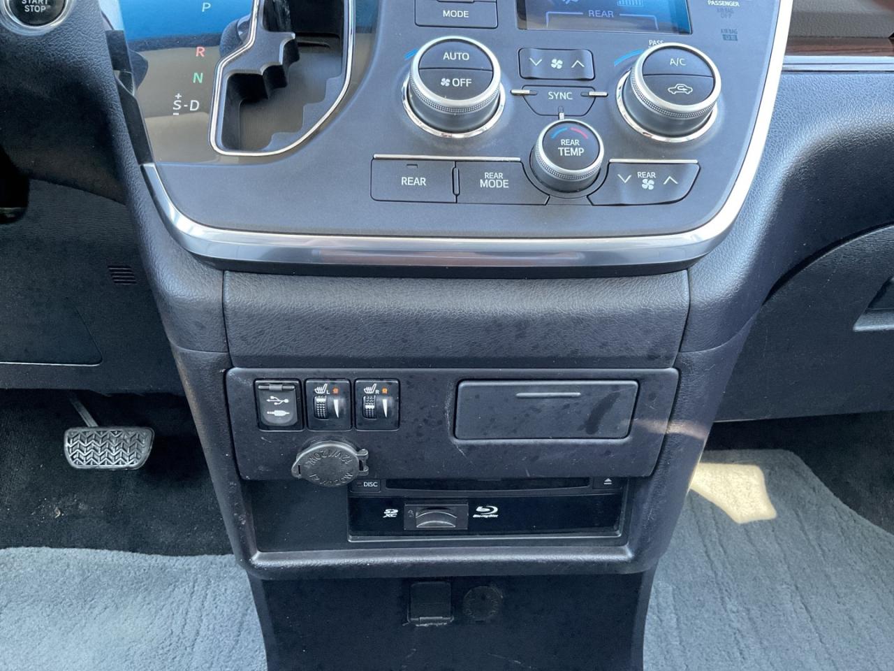 2015 Toyota Sienna LIMITED 7-Passenger V6 - LTHR! NAV! BACK-UP CAM! B Photo