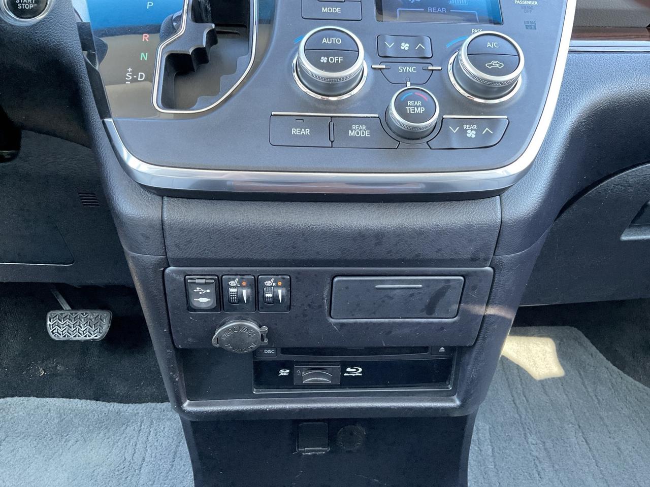 2015 Toyota Sienna LIMITED 7-Passenger V6 - LTHR! NAV! BACK-UP CAM! B Photo