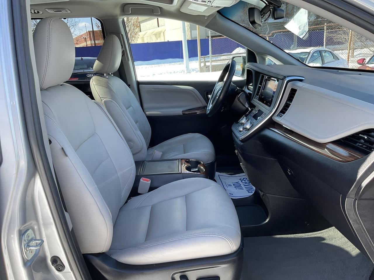 2015 Toyota Sienna LIMITED 7-Passenger V6 - LTHR! NAV! BACK-UP CAM! B Photo