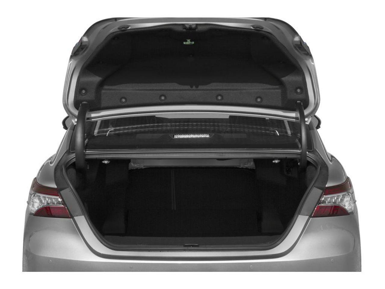 2018 Toyota Camry Hybrid SE 4dr Sedan Photo