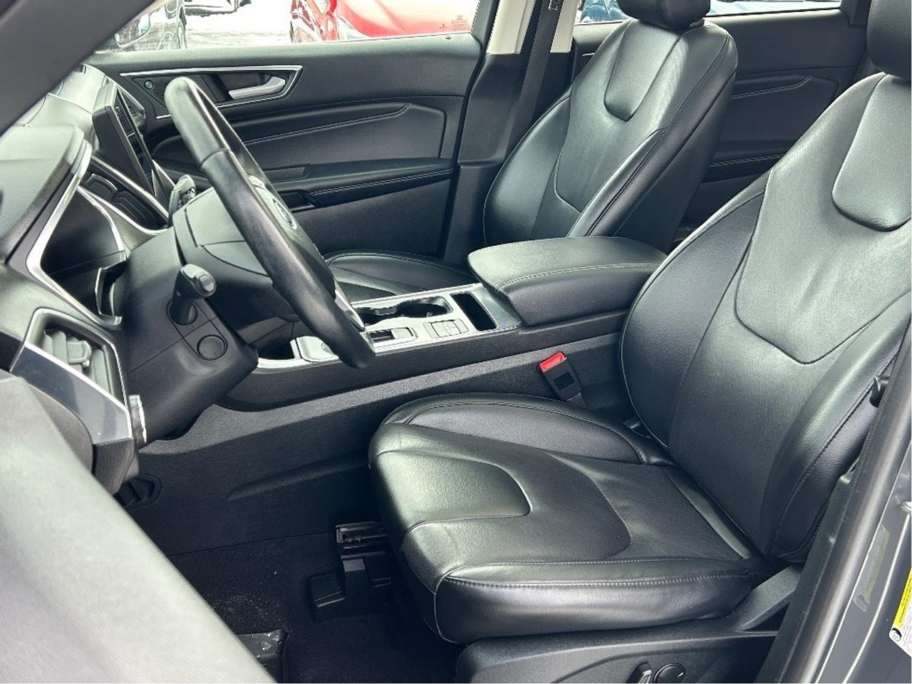 2021 Ford Edge Titanium Photo2