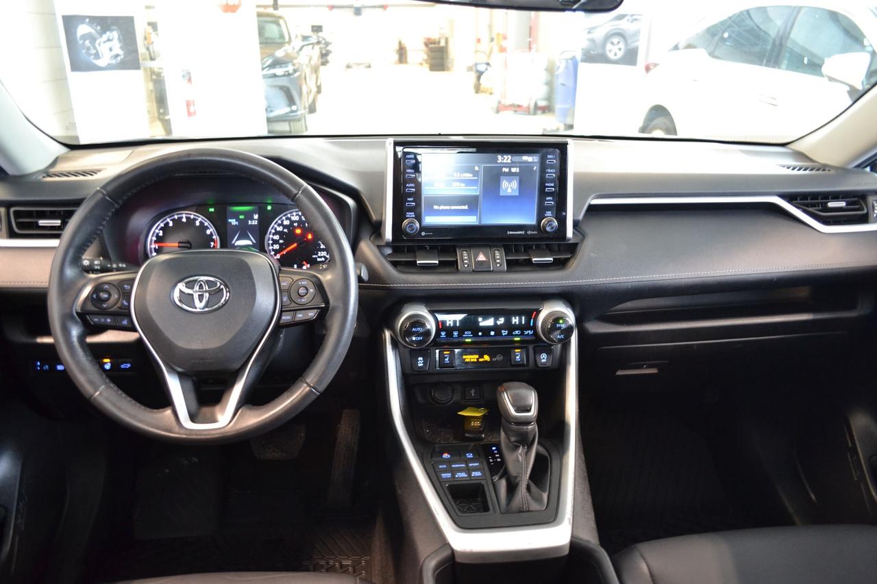 2022 Toyota RAV4 XLE Photo2