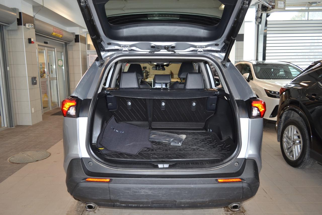 2022 Toyota RAV4 XLE Photo