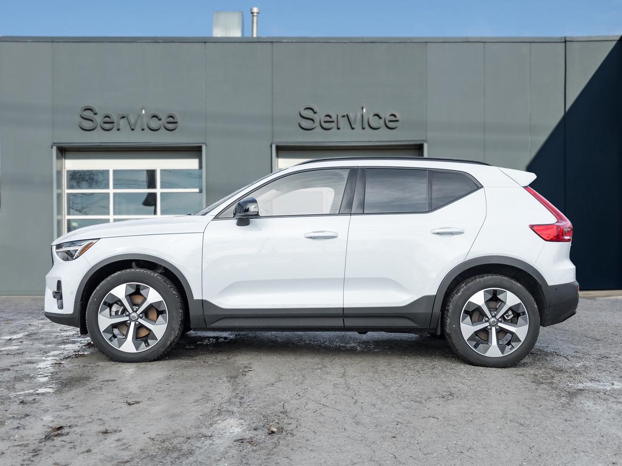 2025 Volvo XC40 B5 AWD PLUS Dark Theme CPO FIN RATE 4%* (84M) Photo