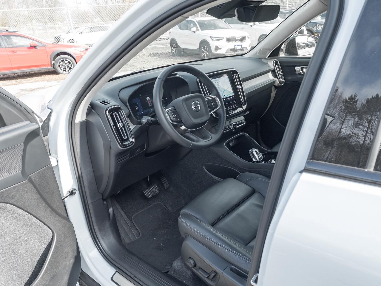 2025 Volvo XC40 B5 AWD PLUS Dark Theme CPO FIN RATE 4%* (84M) Photo