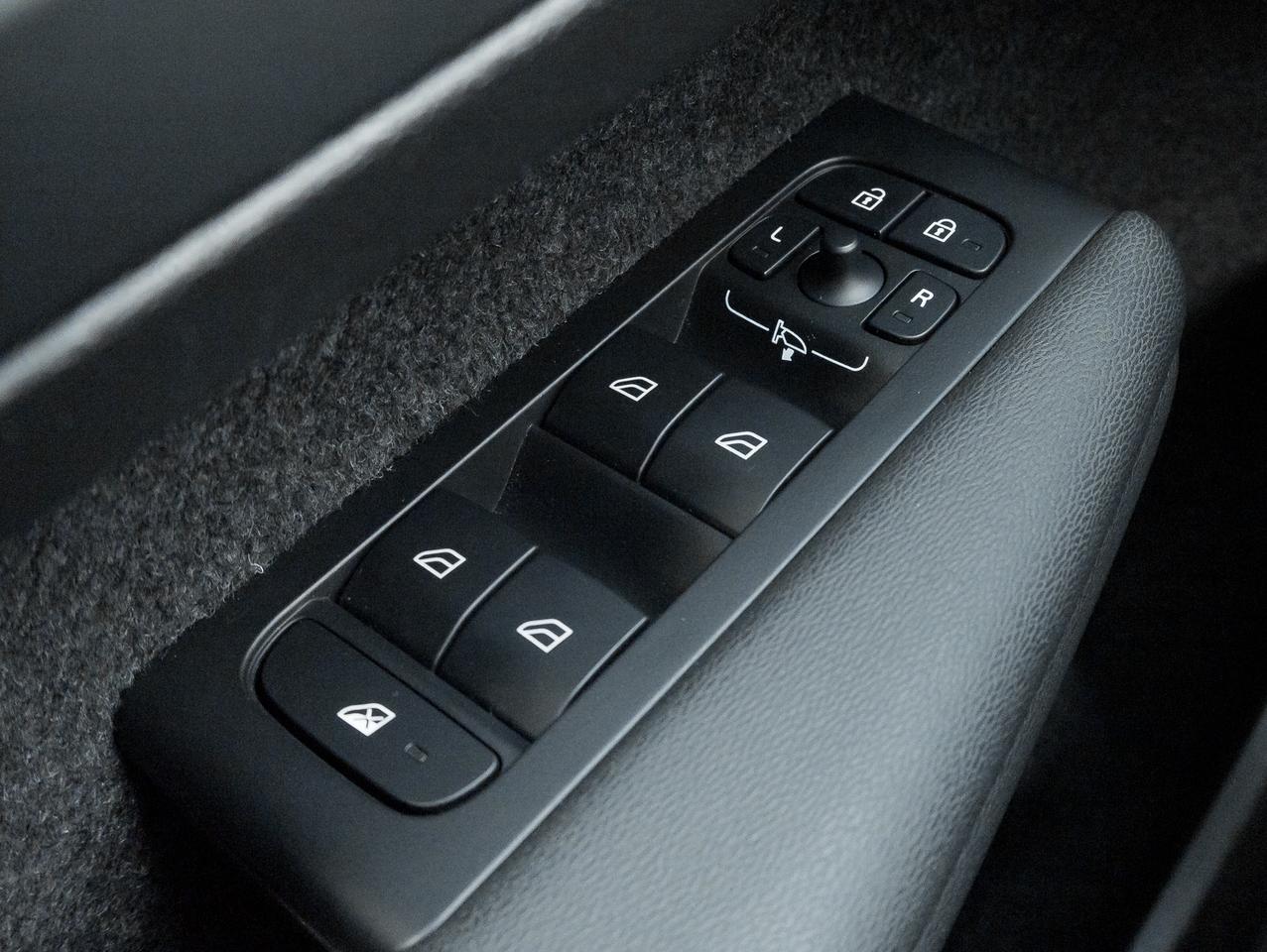 2025 Volvo XC40 B5 AWD PLUS Dark Theme CPO FIN RATE 4%* (84M) Photo