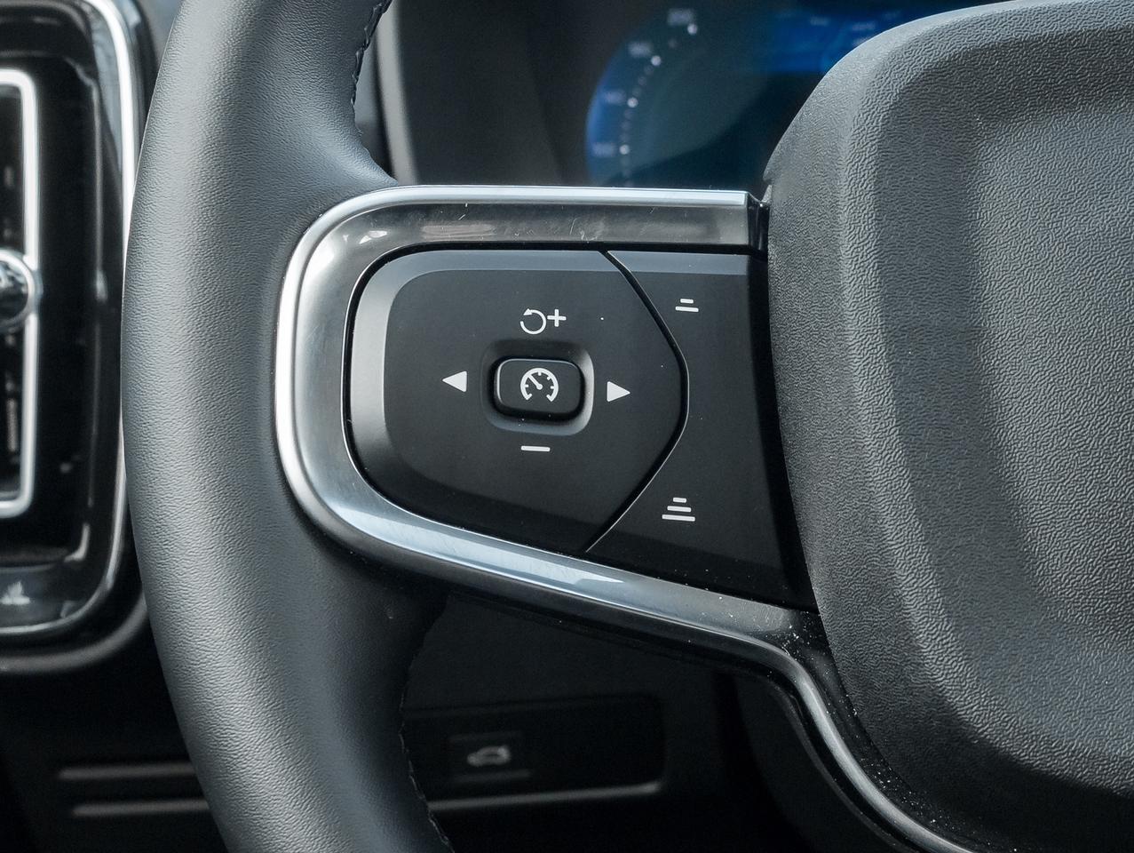 2025 Volvo XC40 B5 AWD PLUS Dark Theme CPO FIN RATE 4%* (84M) Photo