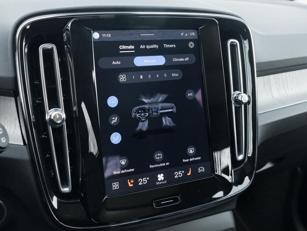 2025 Volvo XC40 B5 AWD PLUS Dark Theme CPO FIN RATE 4%* (84M) Photo