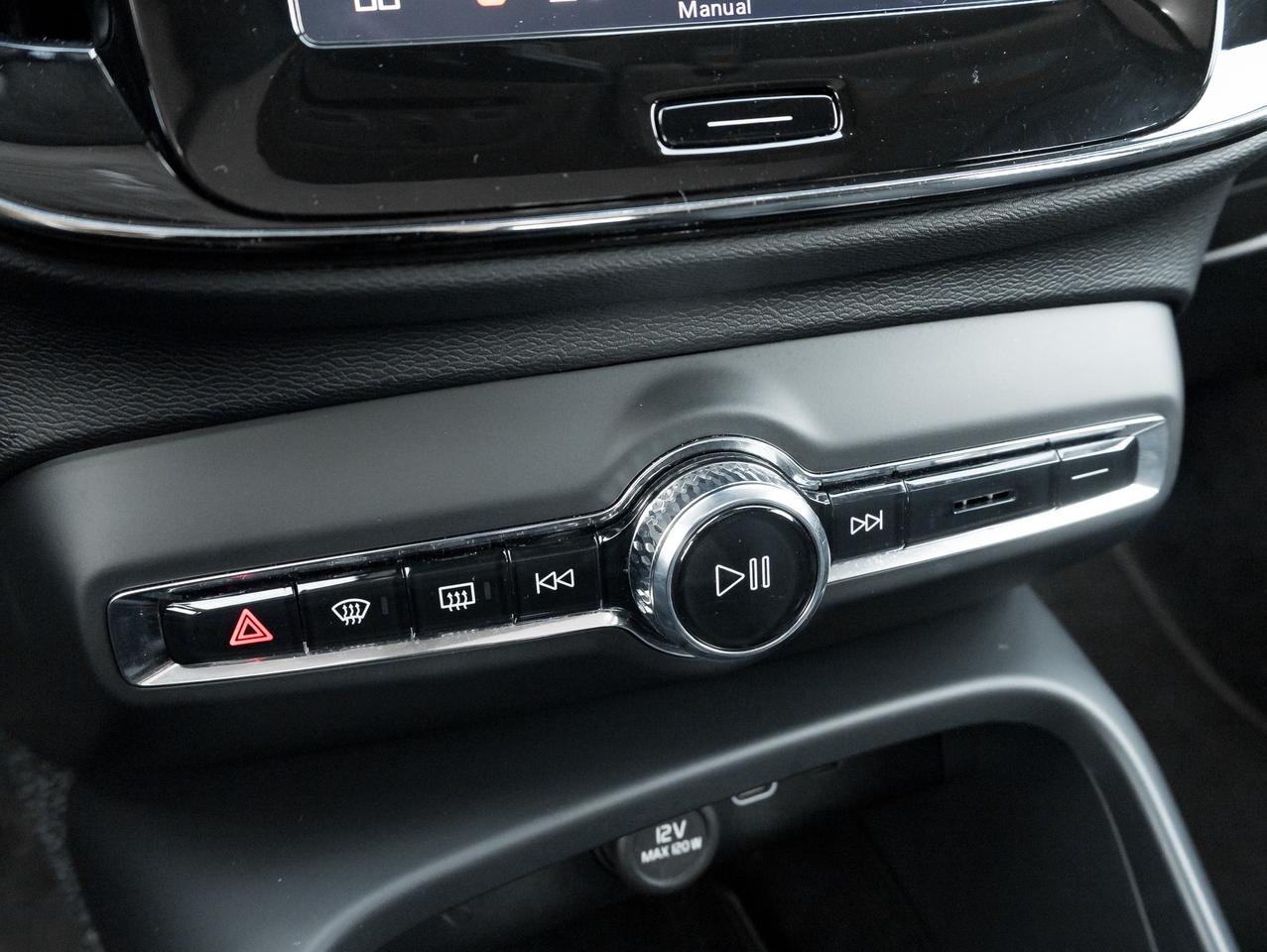 2025 Volvo XC40 B5 AWD PLUS Dark Theme CPO FIN RATE 4%* (84M) Photo