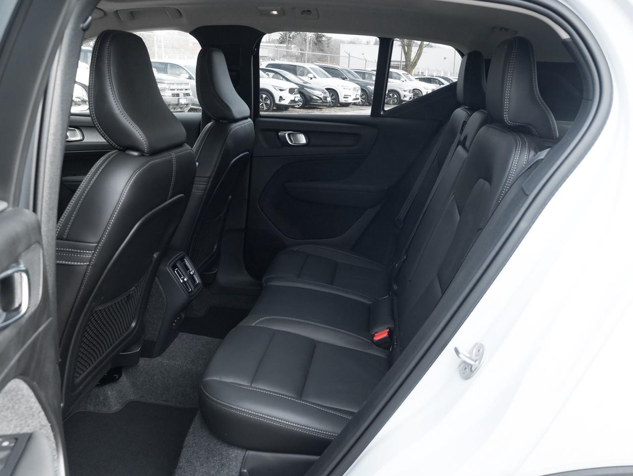 2025 Volvo XC40 B5 AWD PLUS Dark Theme CPO FIN RATE 4%* (84M) Photo