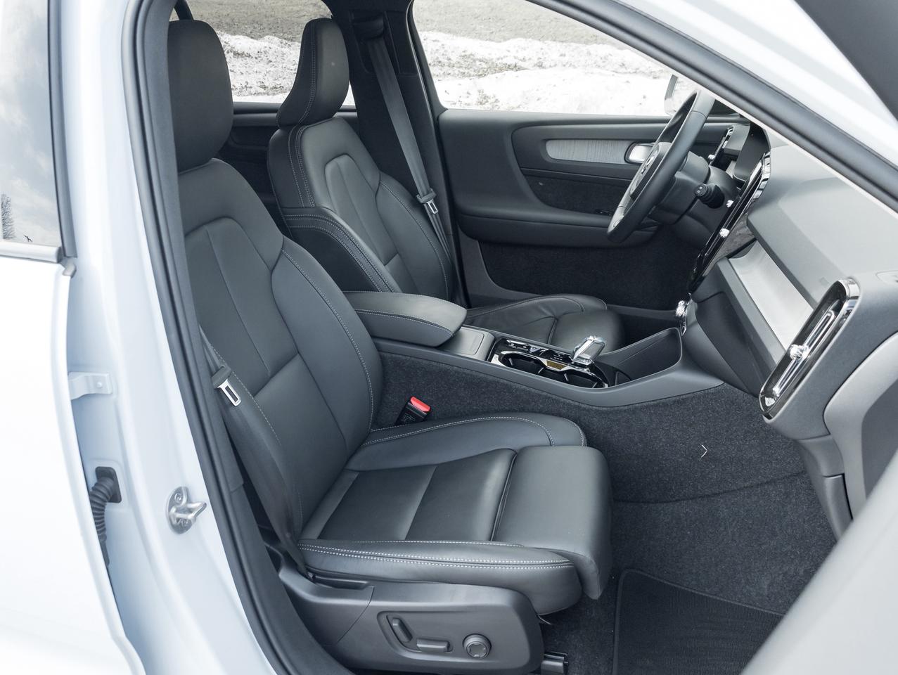 2025 Volvo XC40 B5 AWD PLUS Dark Theme CPO FIN RATE 4%* (84M) Photo
