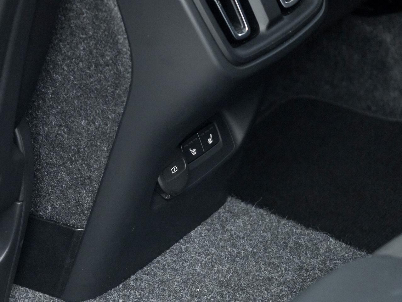 2025 Volvo XC40 B5 AWD PLUS Dark Theme CPO FIN RATE 4%* (84M) Photo