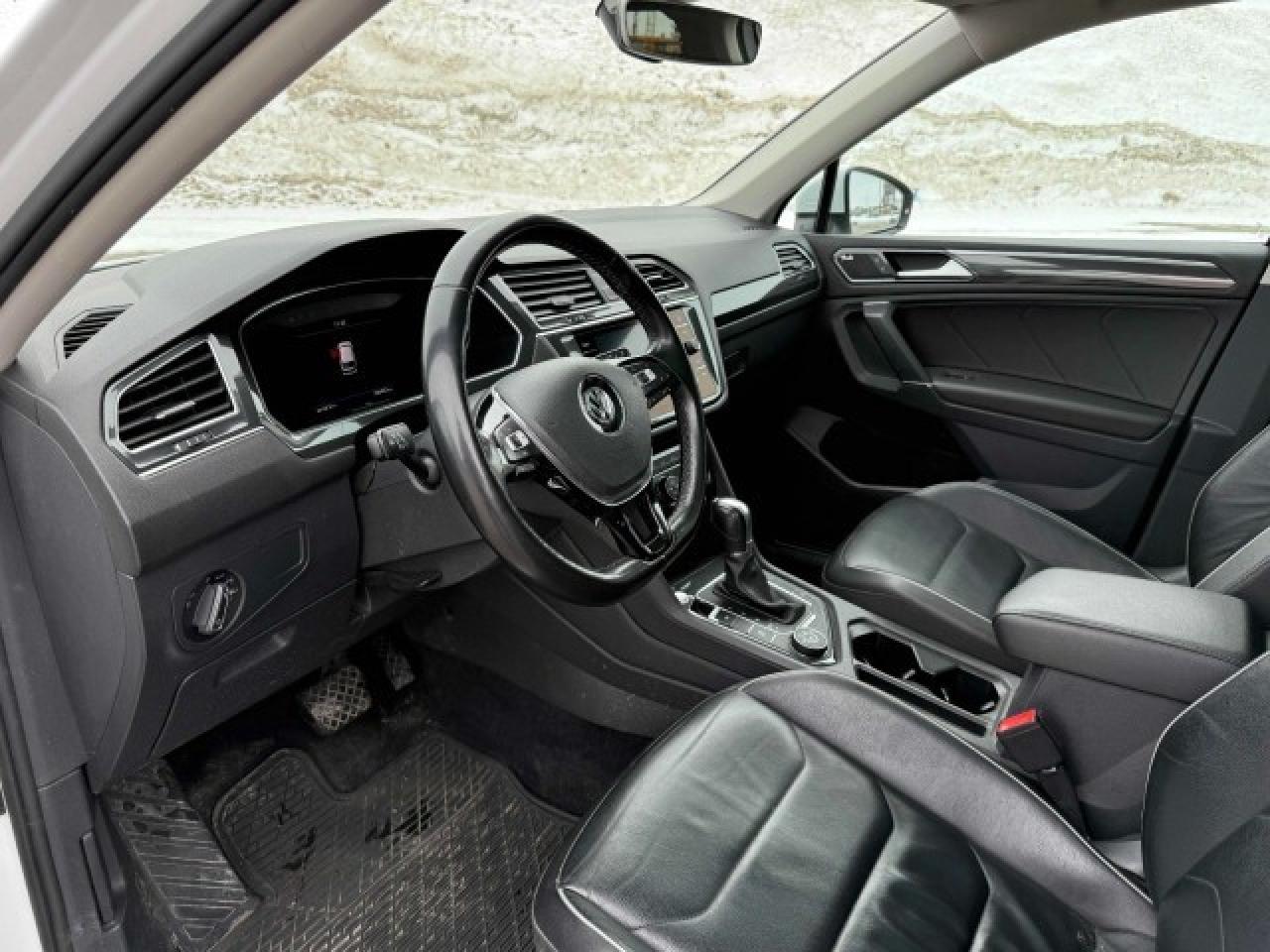 2018 Volkswagen Tiguan Highline   PANOROOF   ROOFRAILS   FENDERAUDIO   NO Photo2