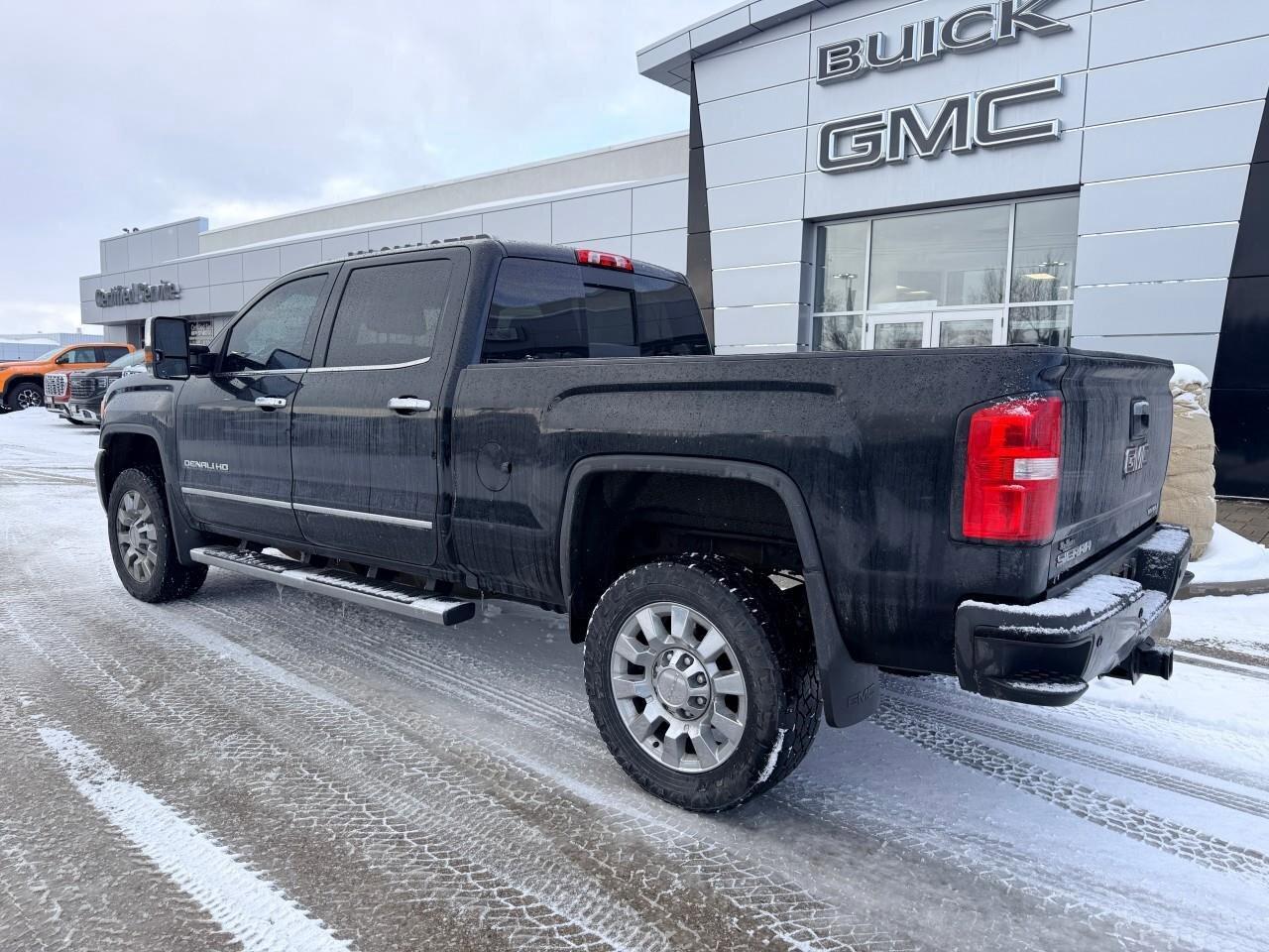 2019 GMC SIERRA 2500HD 4WD Crew Cab 153.7  Denali Photo3
