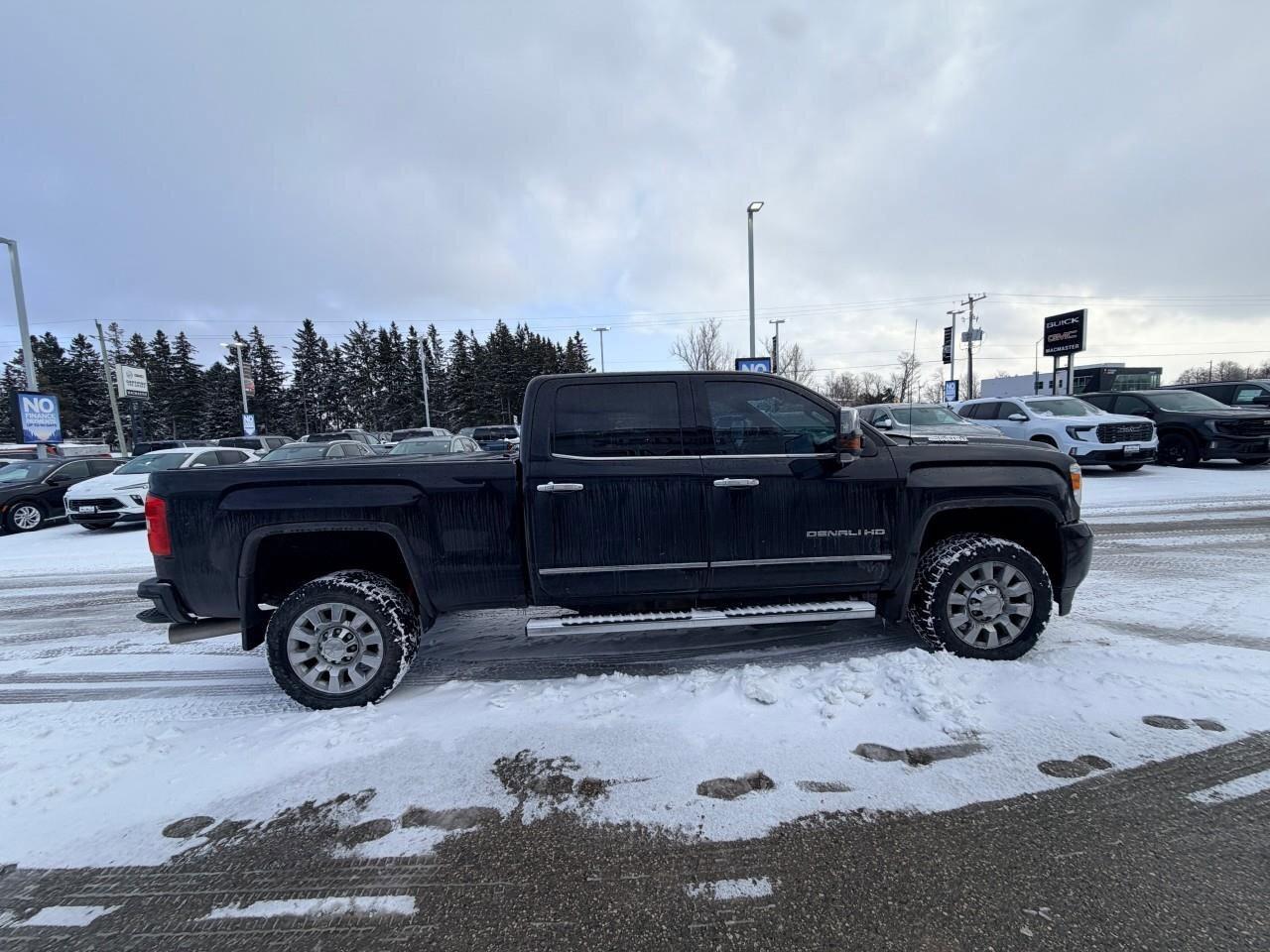 2019 GMC SIERRA 2500HD 4WD Crew Cab 153.7  Denali Photo
