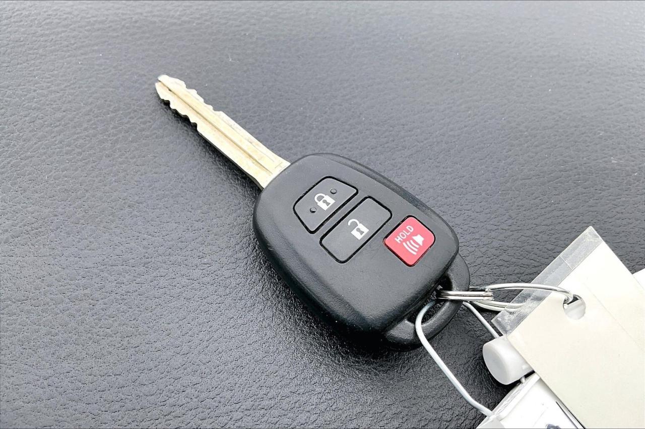 2021 Toyota Tacoma SR5 4X4   NO ACCIDENTS   ONE OWNER   TONNEAU COVER Photo