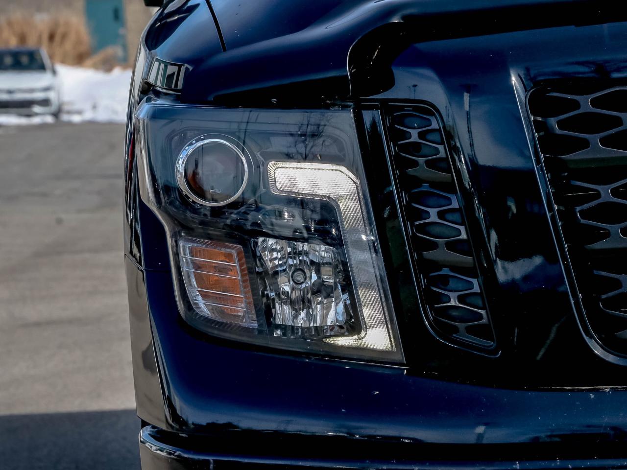 2018 Nissan Titan 4x4 Crew Cab SV Midnight Edition Photo2