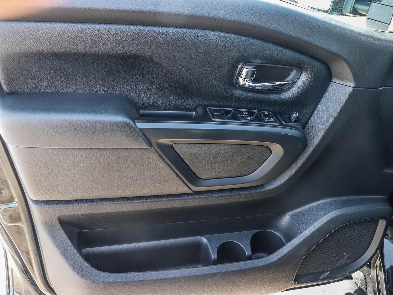 2018 Nissan Titan 4x4 Crew Cab SV Midnight Edition Photo