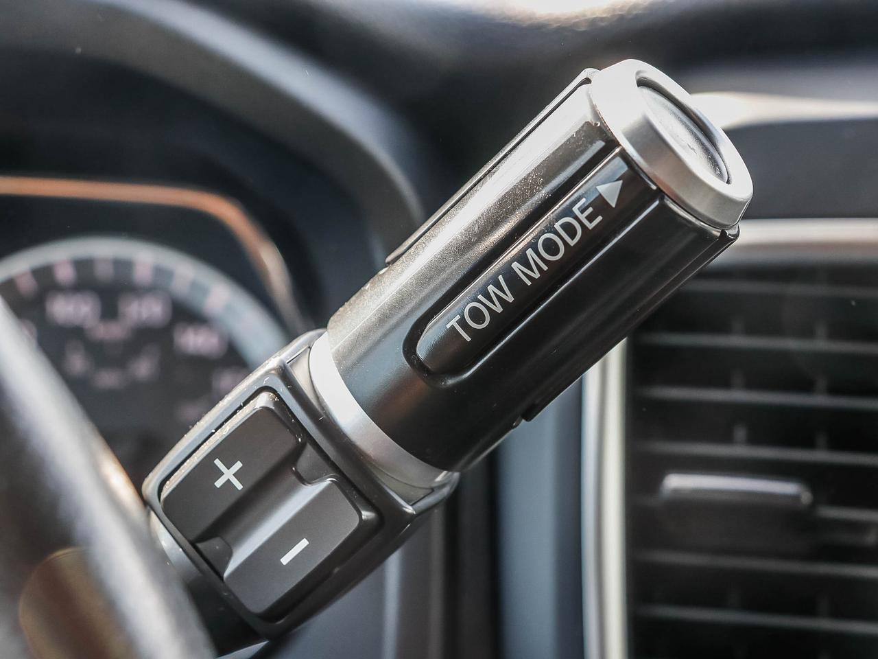 2018 Nissan Titan 4x4 Crew Cab SV Midnight Edition Photo