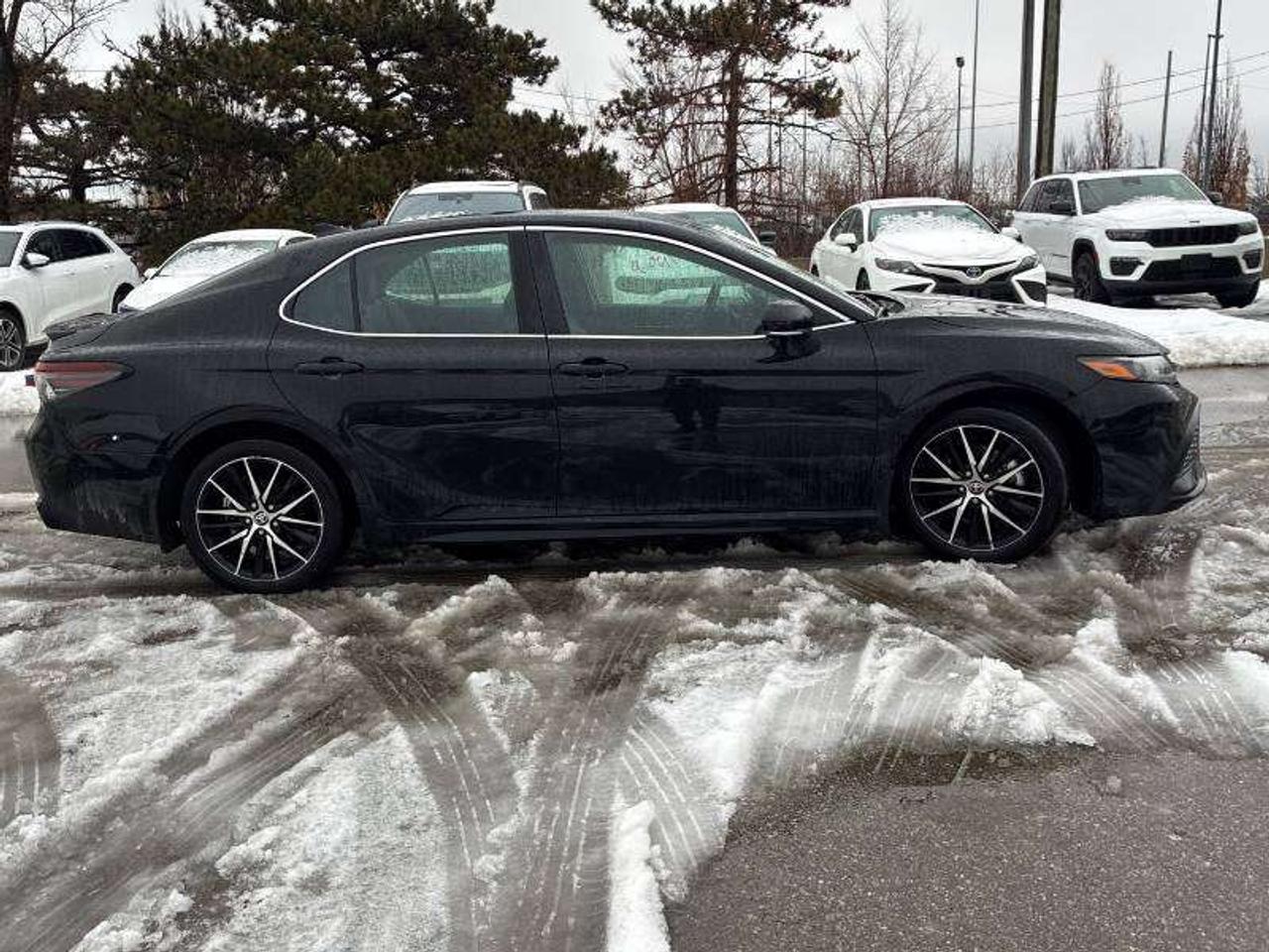 2024 Toyota Camry SE Photo3