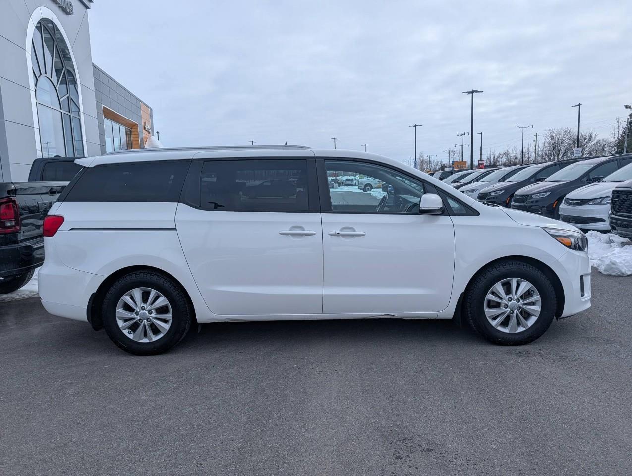 2018 Kia Sedona LX Photo2