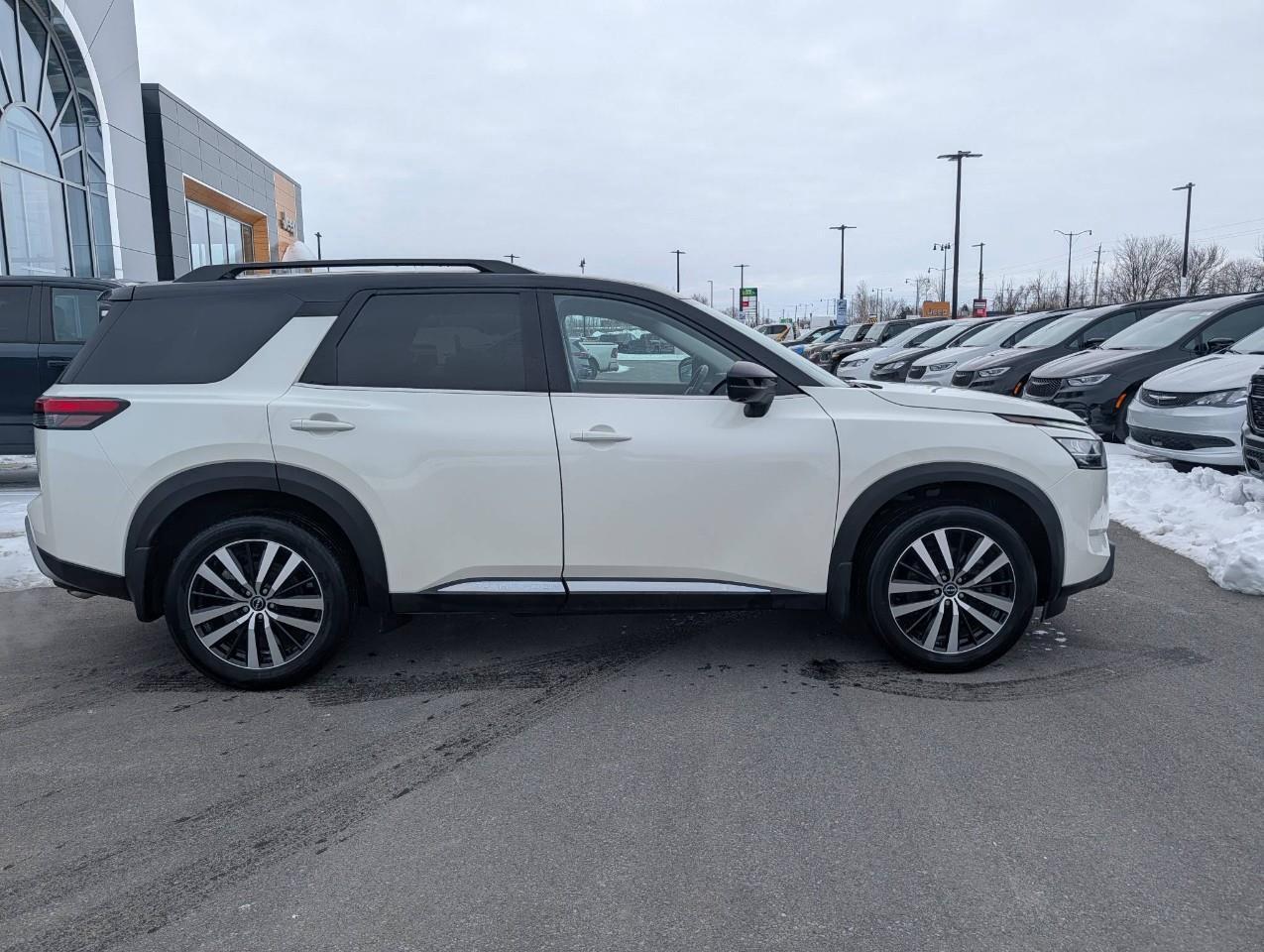 2023 Nissan Pathfinder Platinum Photo