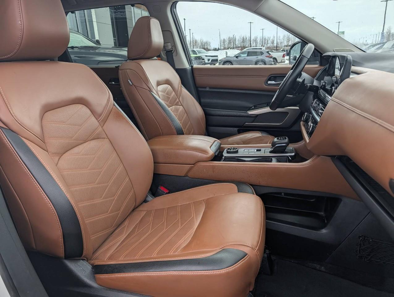 2023 Nissan Pathfinder Platinum Photo4