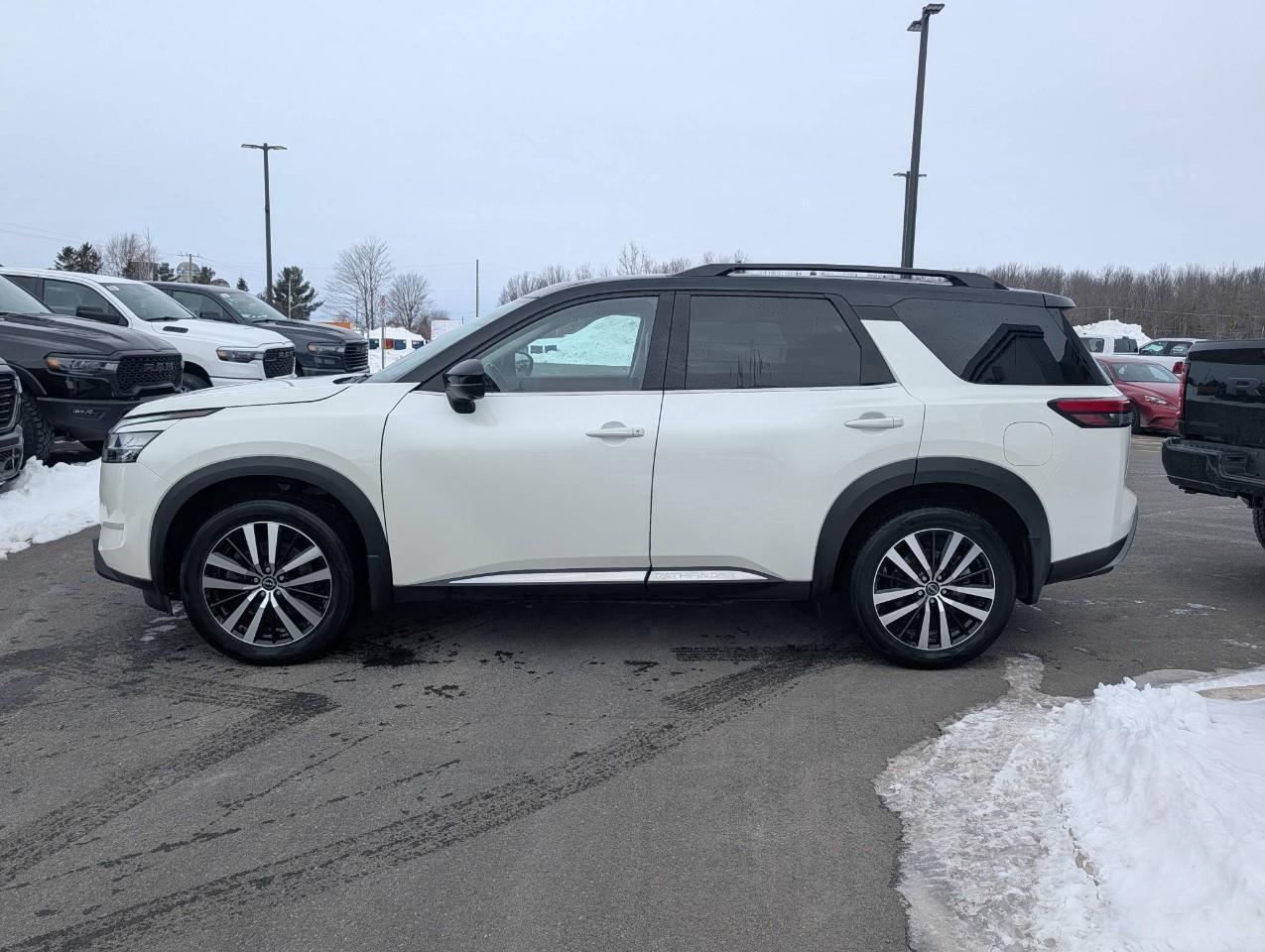 2023 Nissan Pathfinder Platinum Photo