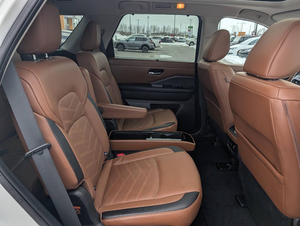 2023 Nissan Pathfinder Platinum Photo