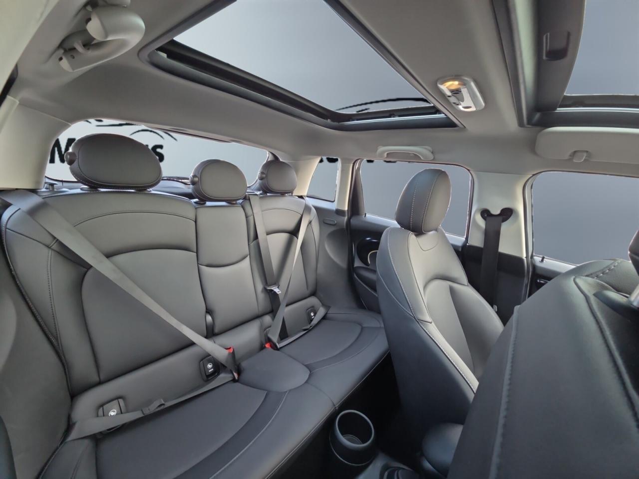 2024 MINI 5 Door Cooper S * NO ACCIDENTS / NAVI / PANORAMIC / CARPL Photo