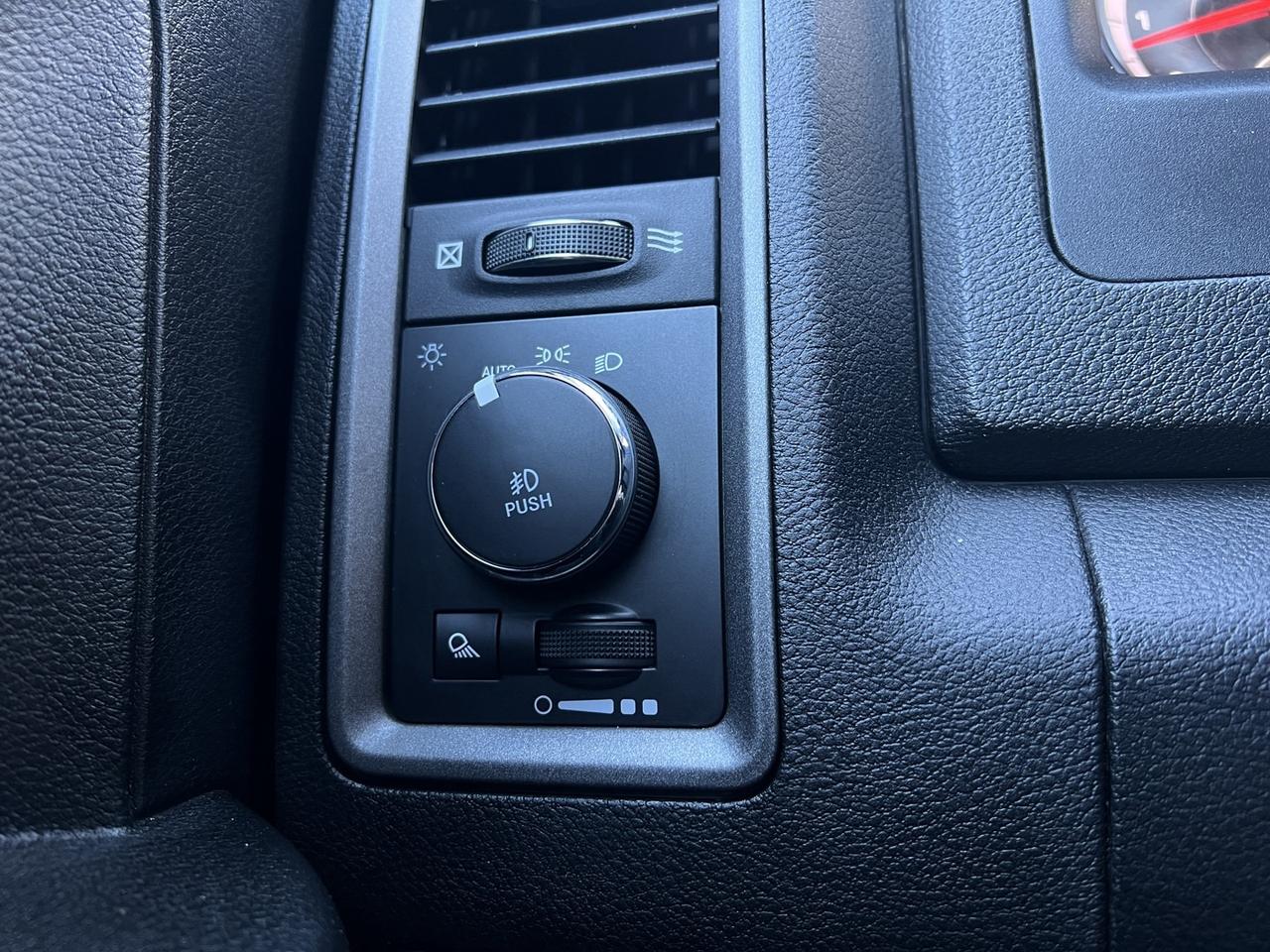 2022 RAM 1500 Classic EXPRESS CREW CAB 5.7 HEMI 4X4   Htd Seats   Rev Ca Photo