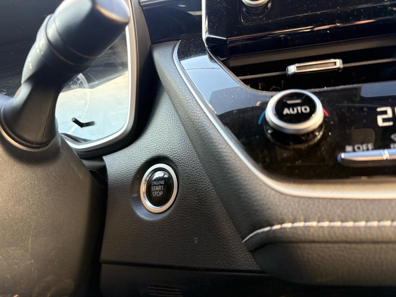 2022 Toyota Corolla Hatchback SE, CVT, Rare Hatchback, Apple Carplay Photo